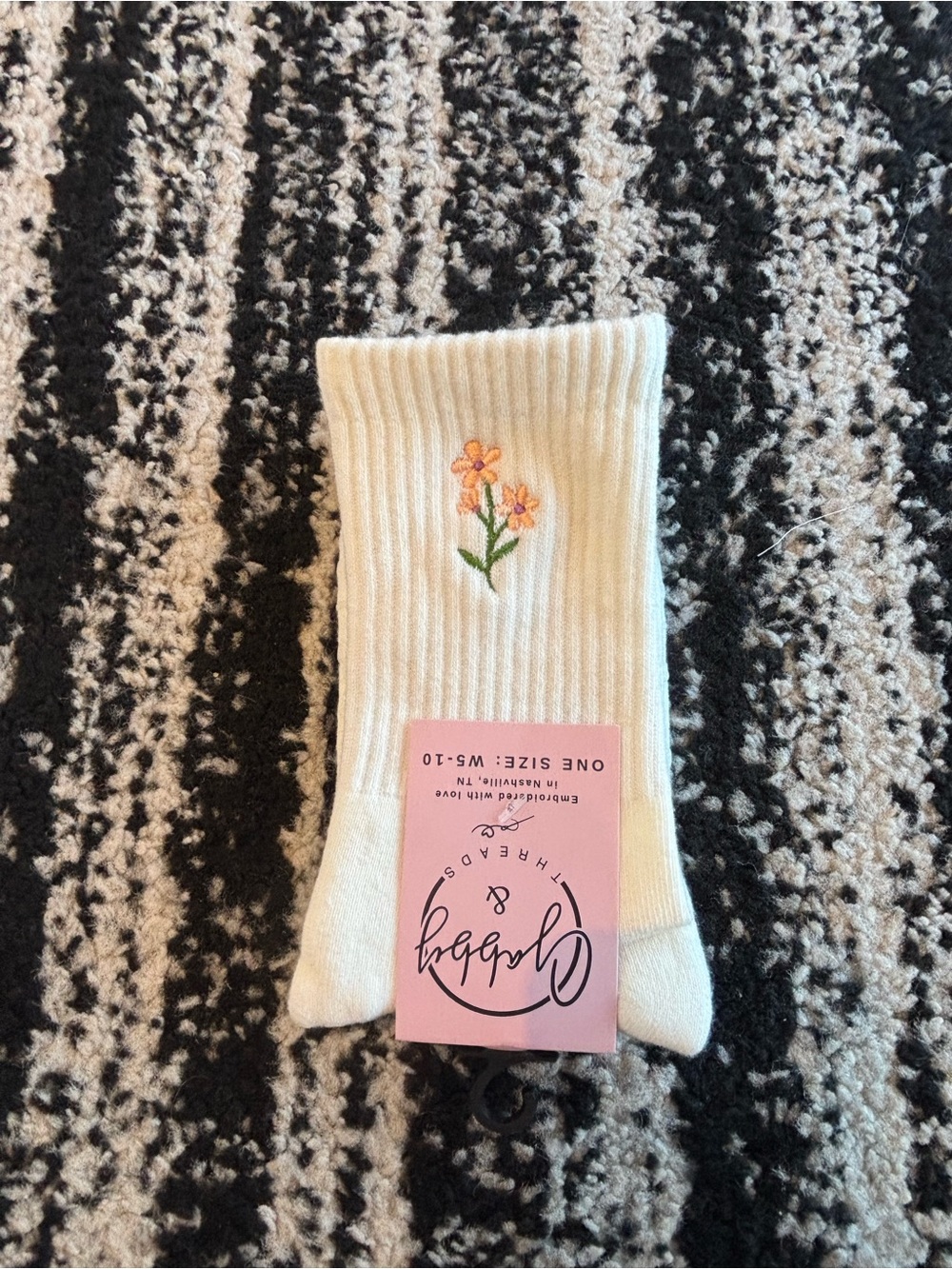 Gabby and Threads Women's Grip Socks - Picture 1 of 1